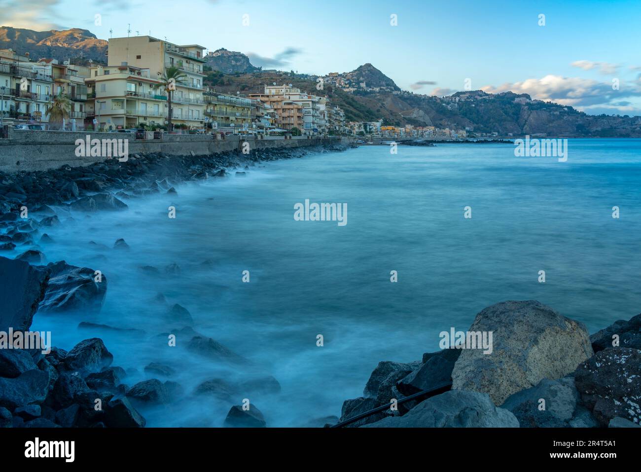 Blick auf Castelmola, Taormina und Giardini Naxos vom Strand Giardini Naxos, Sizilien, Mittelmeer, Italien, Europa Stockfoto