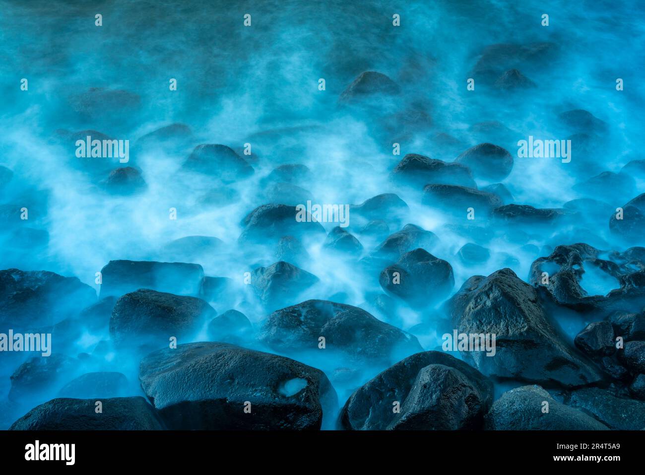 Blick auf die Nebelwirkung von Wellen über Steinen am Strand von Giardini Naxos, Sizilien, Mittelmeer, Italien, Europa Stockfoto