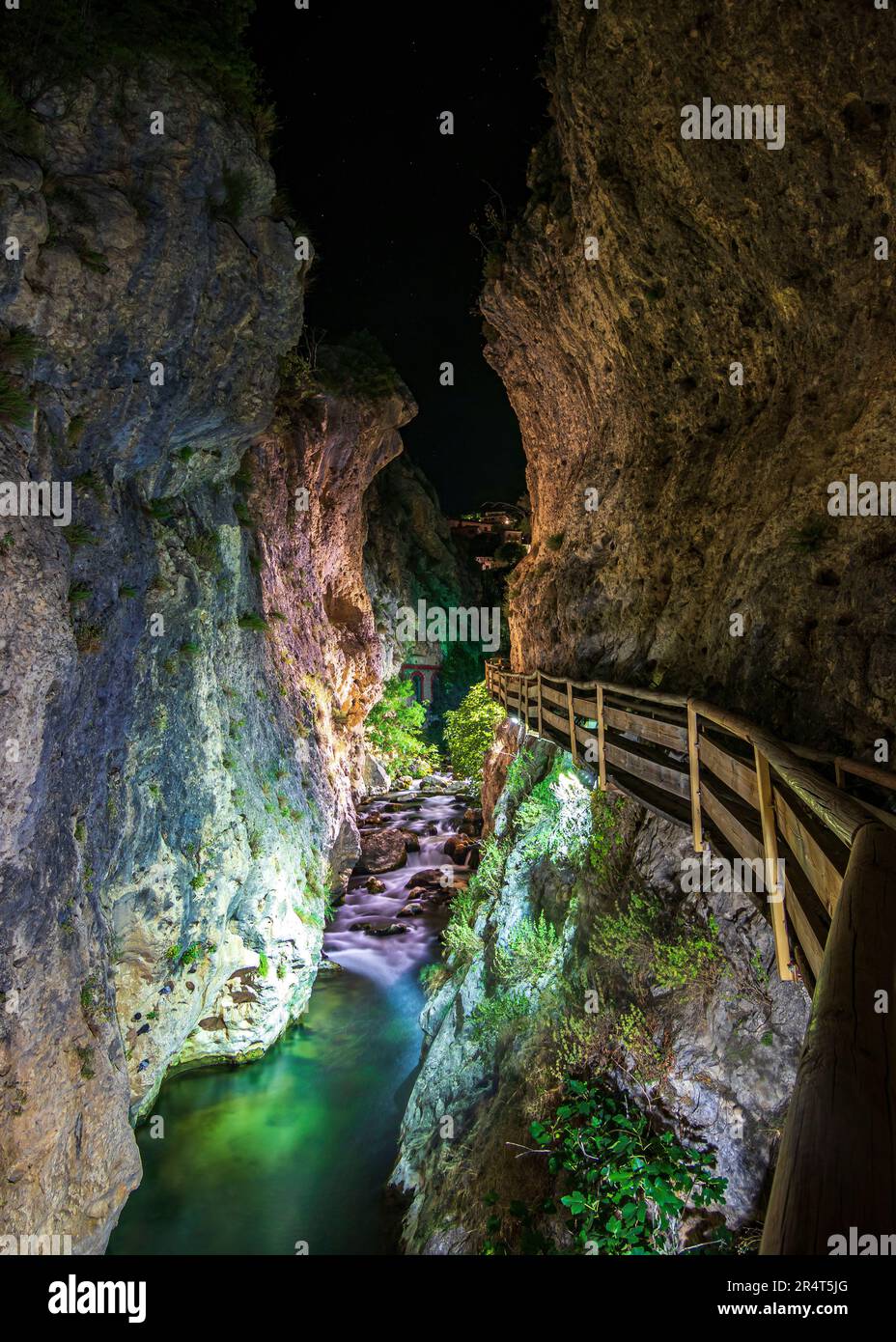 Cerrada des Castril River bei Nacht. Castril River zwischen Gehwegen und Brücken. In der andalusischen Gemeinde, Granada, Spanien Stockfoto
