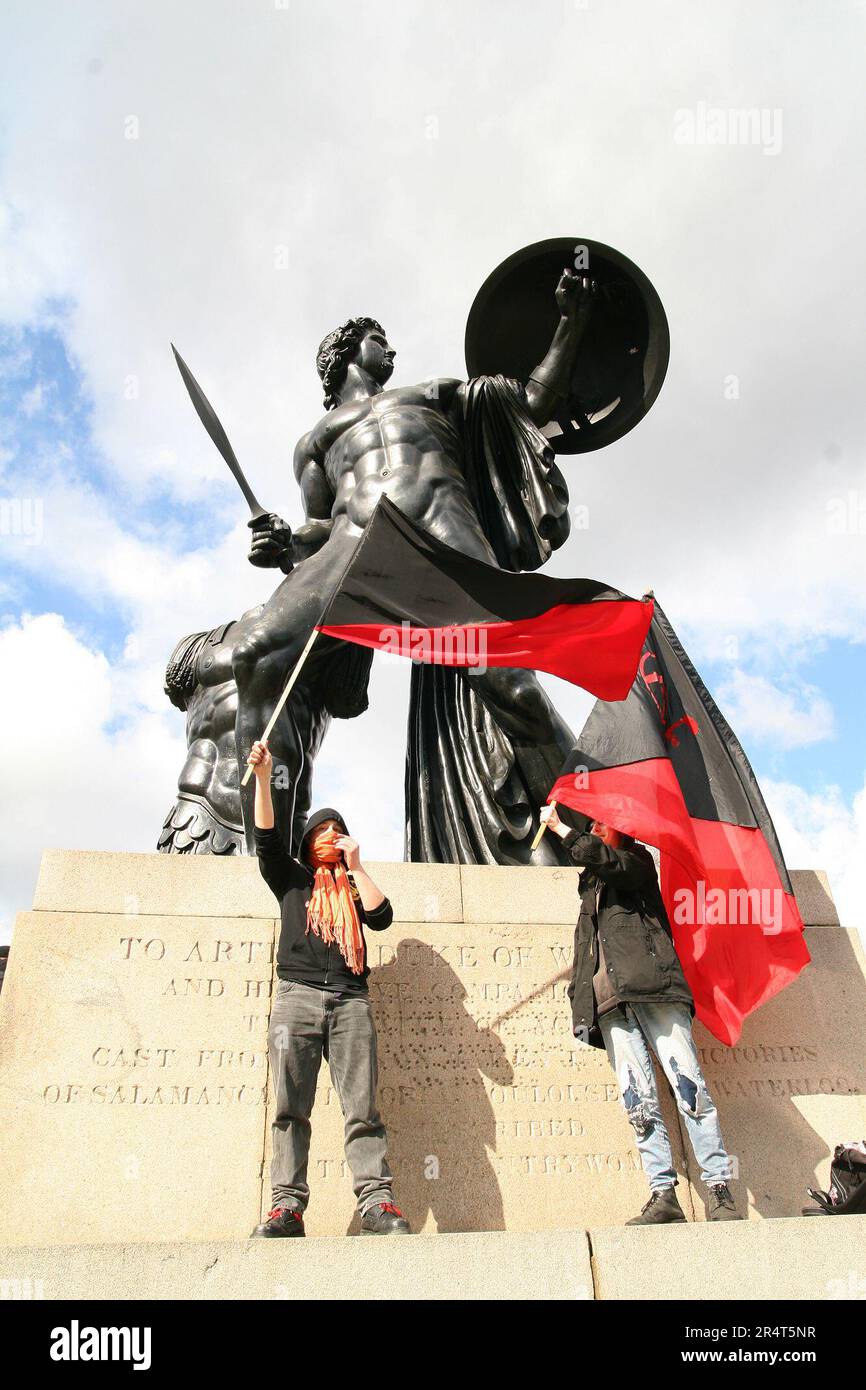 Anarchist bei Put Poverty First Demonstration in London zusammen mit 35000 Protesten gegen das G-20-Treffen im Hyde Park Stockfoto