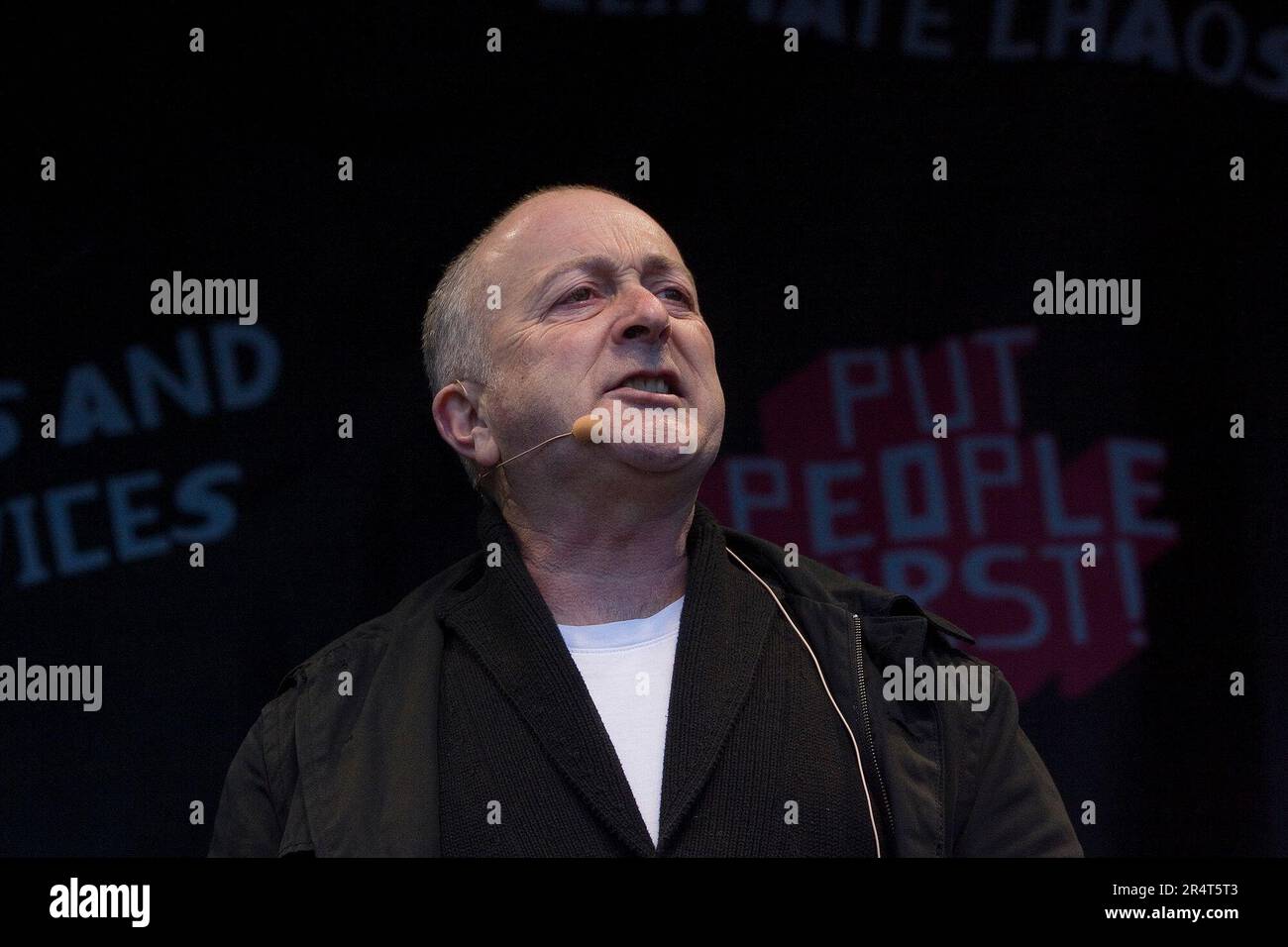 Schauspieler Tony Robinson beim Put Poverty First Demonstrator in London, zusammen mit 35000 Protest gegen das G-20-Treffen Stockfoto