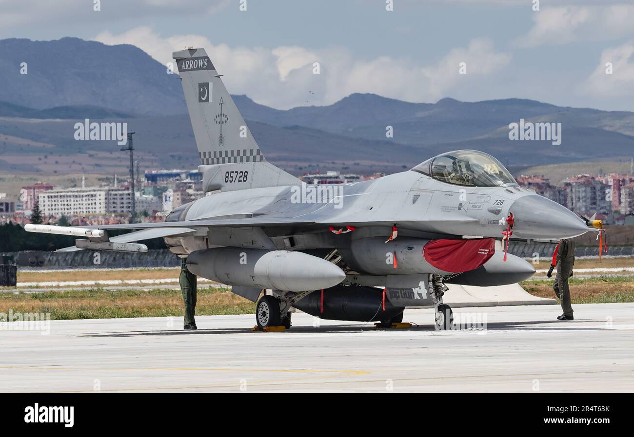 KONYA, TURKIYE - 30. JUNI 2022: Pakistan Air Force General Dynamics F-16A Fighting Falcon (5G-28) auf dem Flughafen Konya während der anatolischen Adleraktion Stockfoto