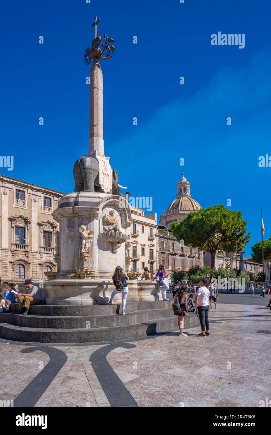 Blick auf den Elefantenbrunnen und die Chiesa della Badia di Sant'Agata, Piazza Duomo, Catania, Sizilien, Italien, Europa Stockfoto