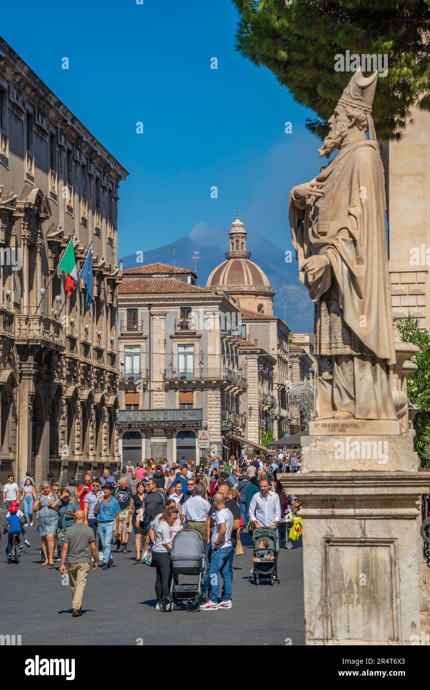 Blick auf die Piazza Duomo und den Ätna im Hintergrund, Catania, Sizilien, Italien, Europa Stockfoto