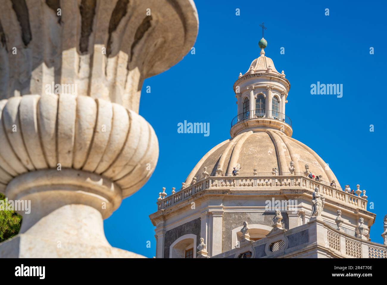 Blick auf die Rotunde Chiesa della Badia di Sant'Agata von der Piazza Duomo, Catania, Sizilien, Italien, Europa Stockfoto
