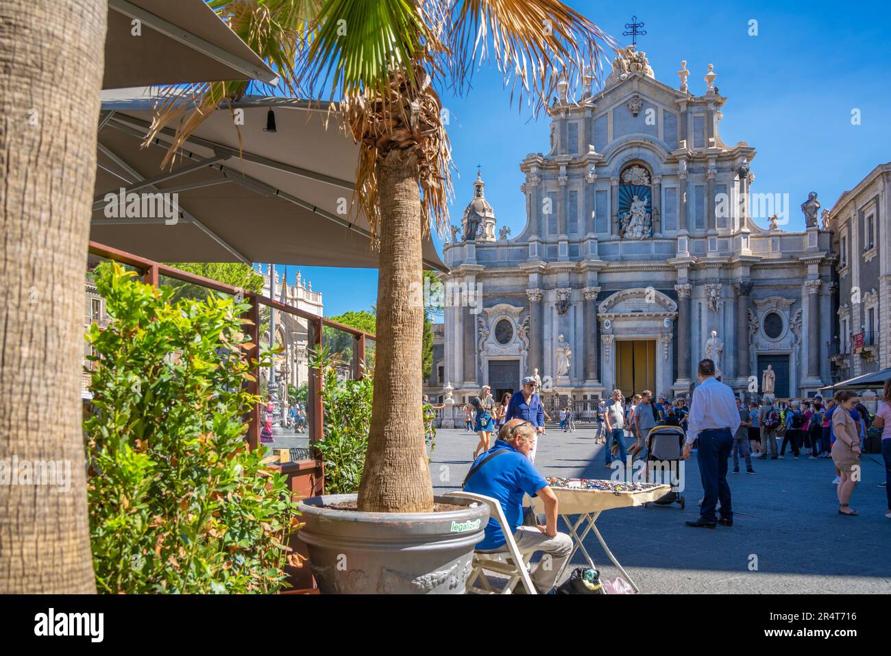 Blick auf Straßenverkäufer und Duomo di Sant'Agata, Piazza Duomo, Catania, Sizilien, Italien, Europa Stockfoto