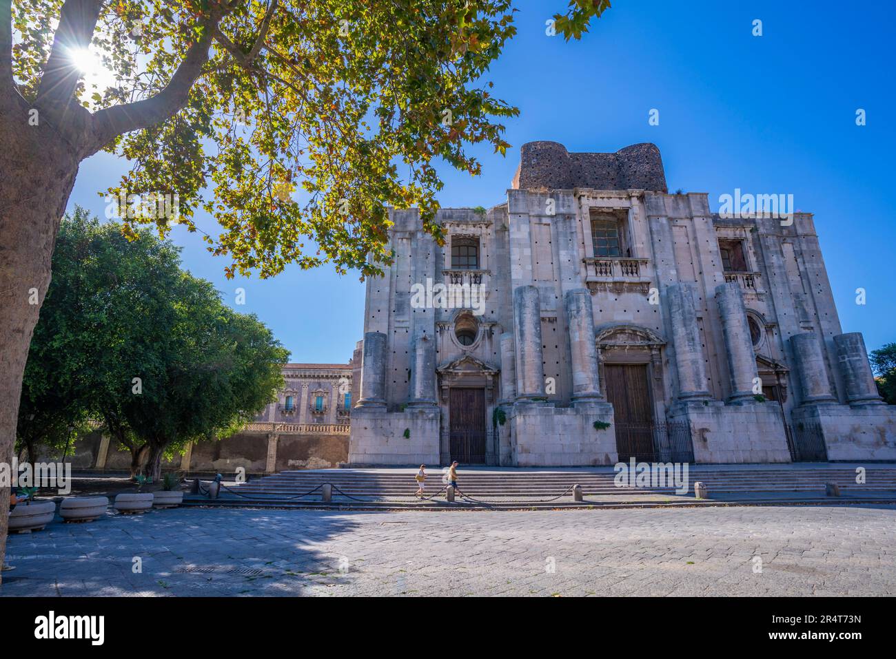 Blick auf Chiesa di San Nicolò l'Arena auf der Piazza Dante Alighieri, Catania, Sizilien, Italien, Europa Stockfoto