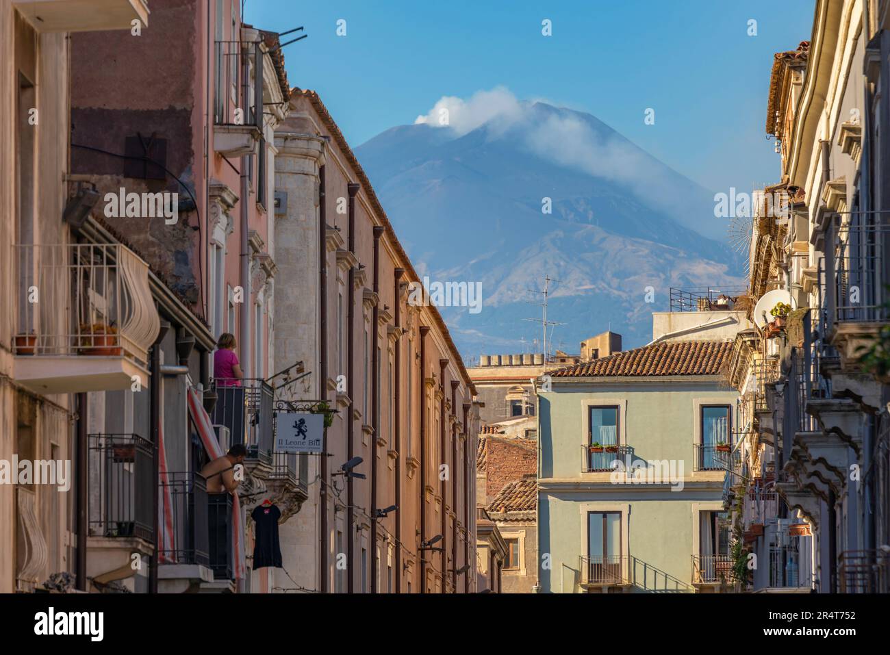 Blick auf den Ätna und die Straße in der Nähe von Castello Ursino, Catania, Sizilien, Italien, Europa Stockfoto