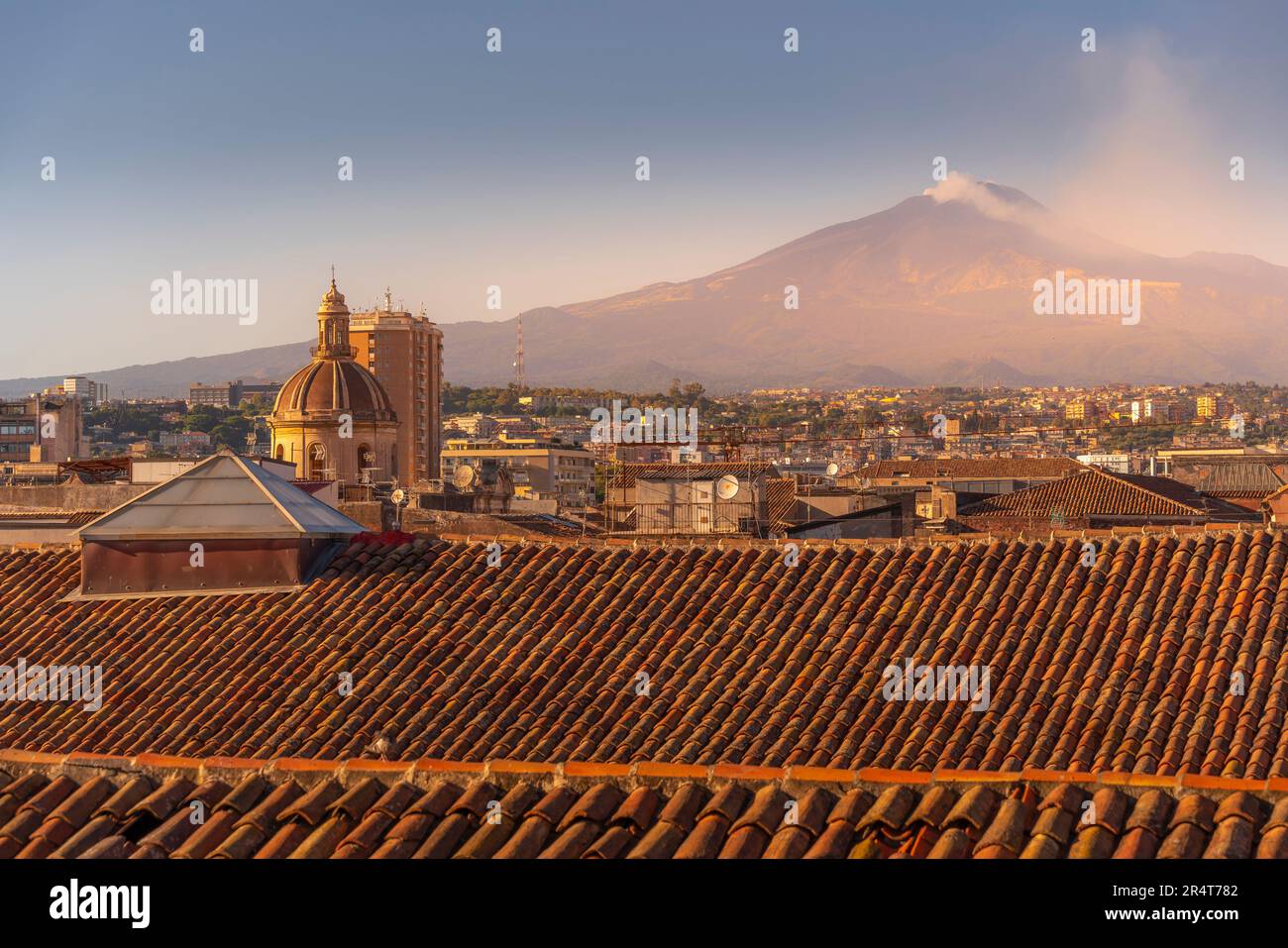 Blick auf die Dächer und den Ätna, Catania, Sizilien, Italien, Europa Stockfoto