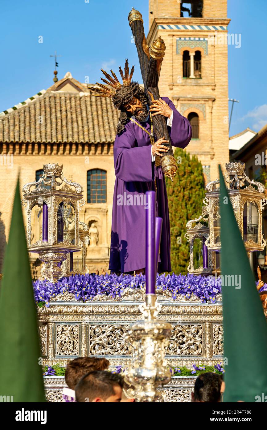 Andalusien Spanien. Prozession im Semana Santa (Heilige Woche) in Granada. Heilige Statuen, die auf Schwimmer montiert sind Stockfoto