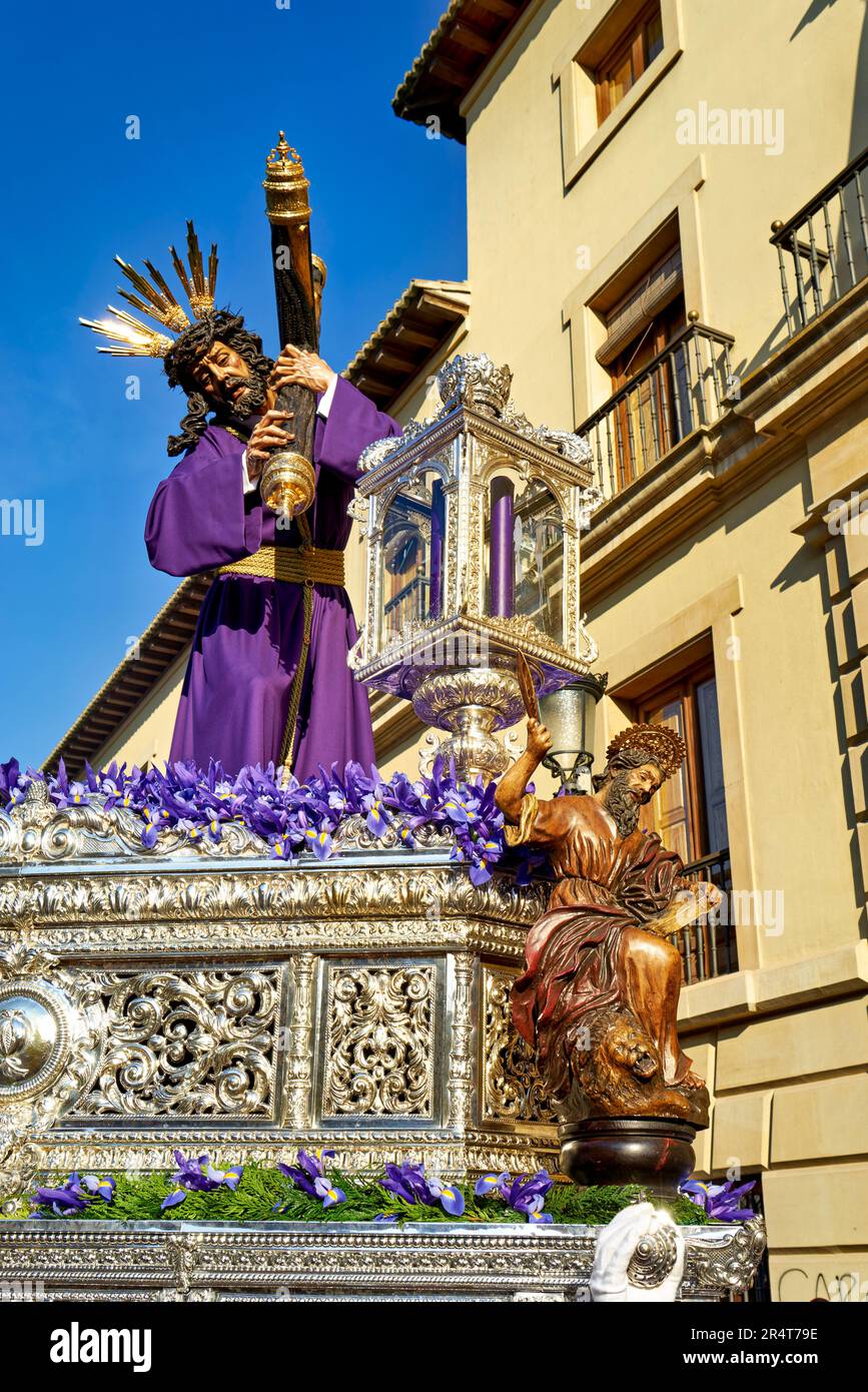 Andalusien Spanien. Prozession im Semana Santa (Heilige Woche) in Granada. Heilige Statuen, die auf Schwimmer montiert sind Stockfoto