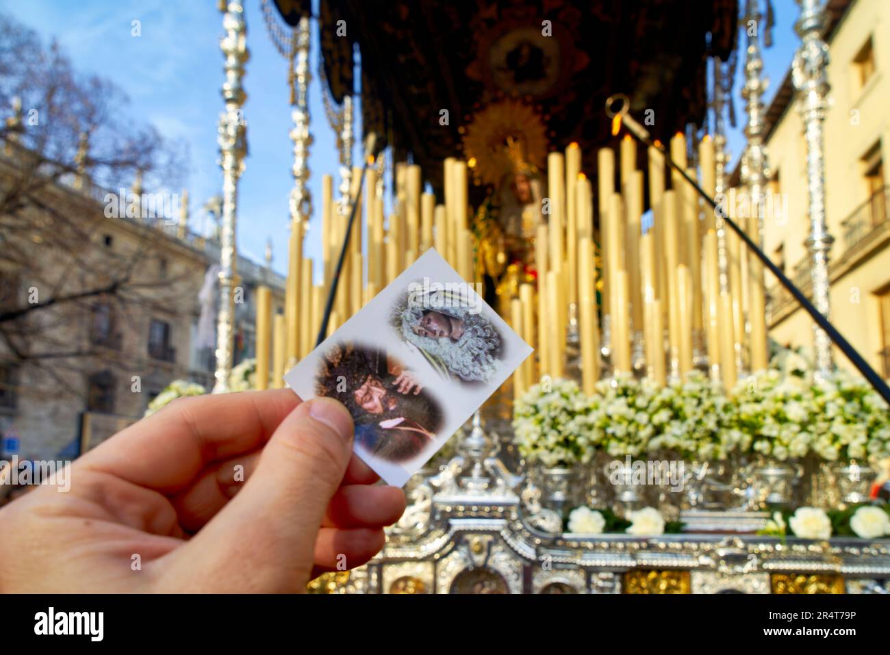 Andalusien Spanien. Prozession im Semana Santa (Heilige Woche) in Granada. Heilige Statuen, die auf Schwimmer montiert sind Stockfoto