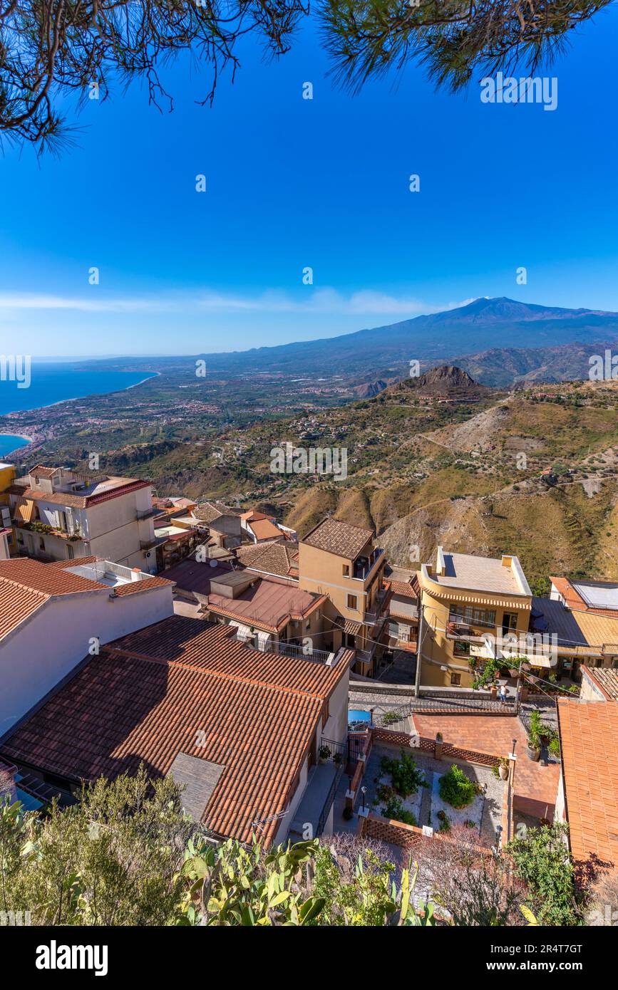 Blick auf Castelmola mit Ätna im Hintergrund, Taormina, Sizilien, Italien, Europa Stockfoto