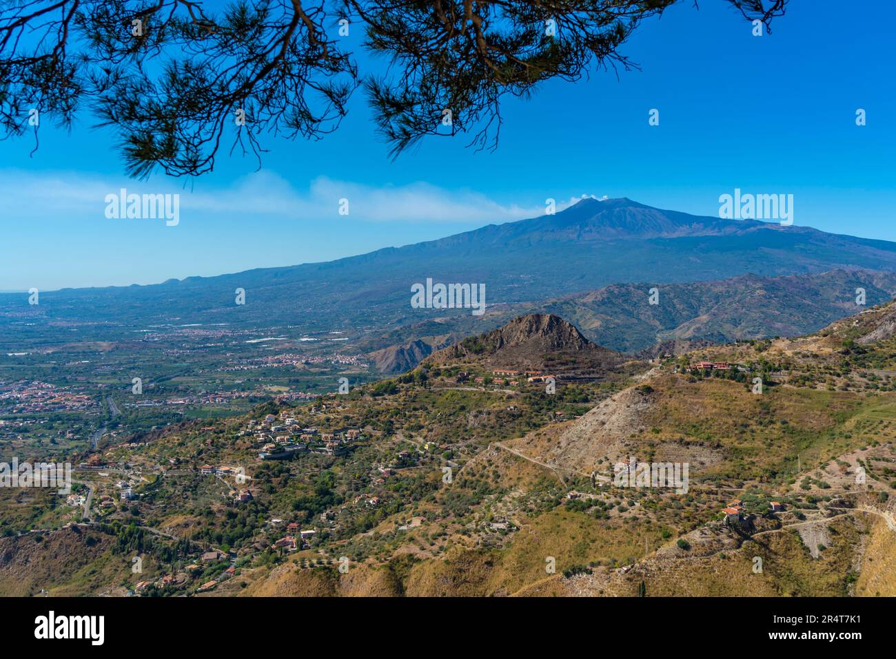 Blick auf die Landschaft mit dem Ätna im Hintergrund von Castelmola, Taormina, Sizilien, Italien, Europa Stockfoto