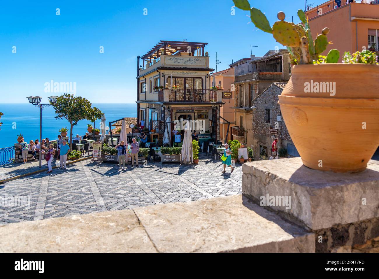 Blick auf die Piazza Saint Antonio in Castelmola und Taormina im Hintergrund, Taormina, Sizilien, Italien, Europa Stockfoto