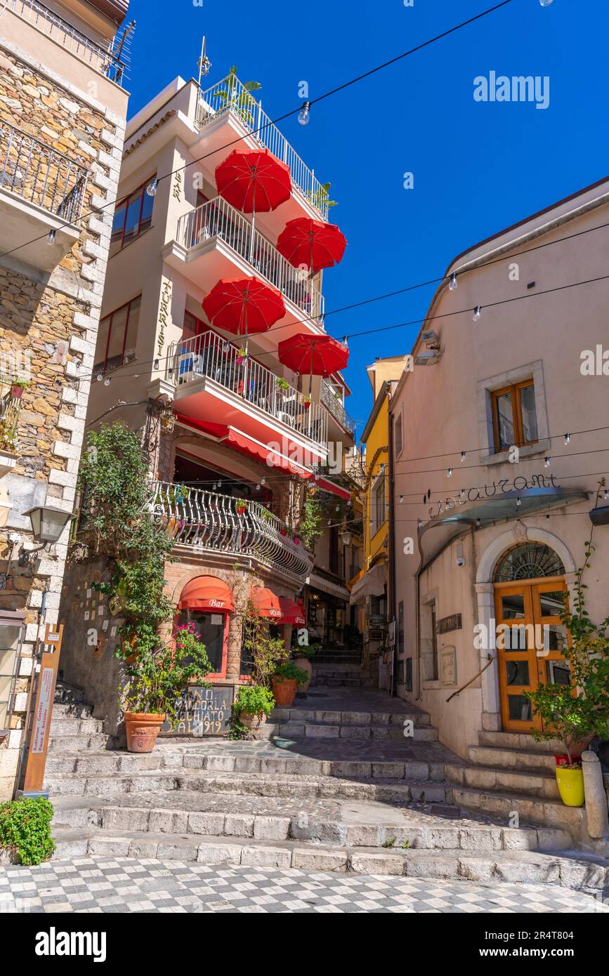 Blick auf Café und Restaurant auf der Piazza Chiesa Madre in Castelmola, Taormina, Sizilien, Italien, Europa Stockfoto