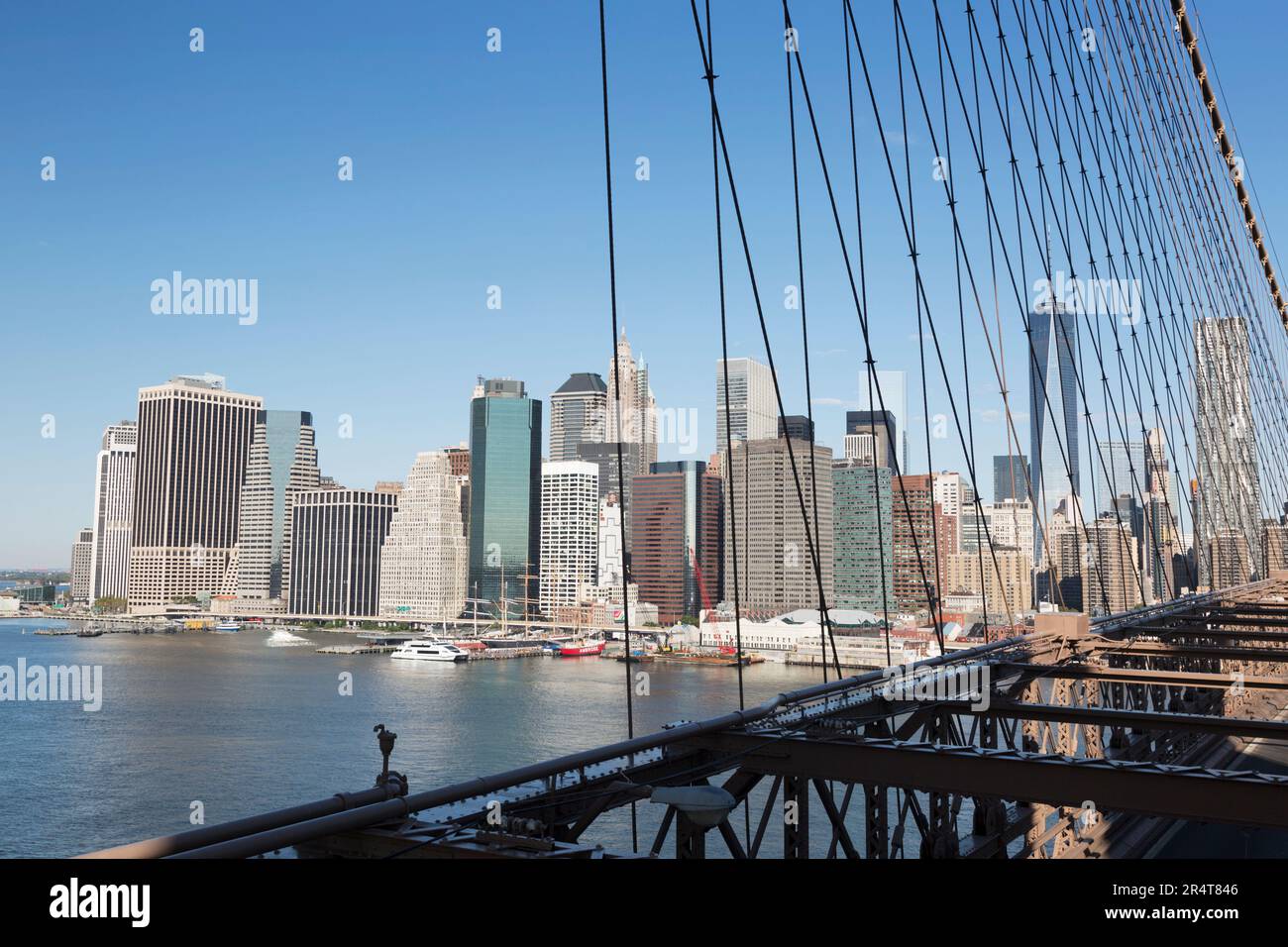 US, New York, Skyline des Finanzviertels von der Brooklyn Bridge. Stockfoto