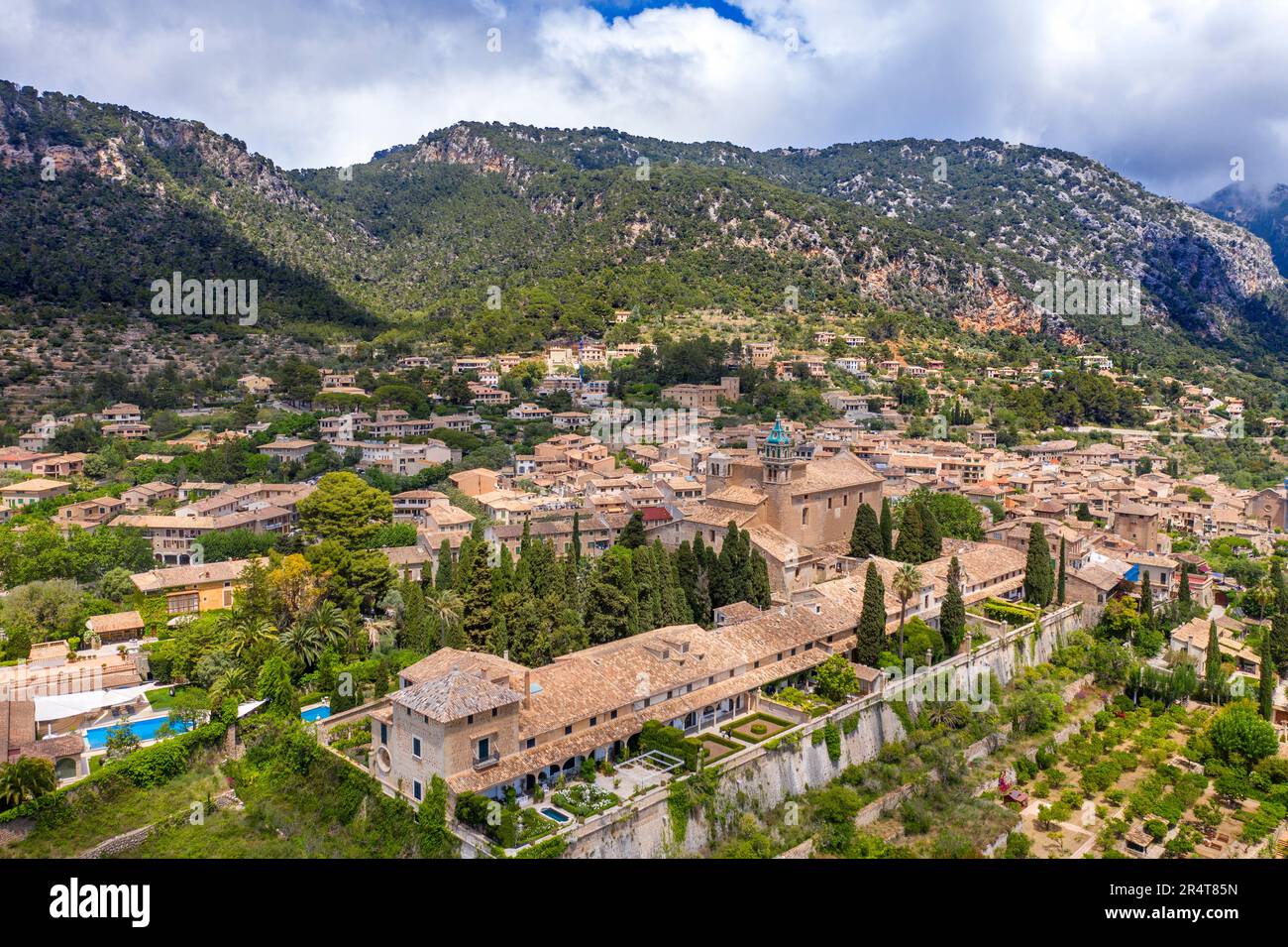 aus-der-vogelperspektive-sehen-sie-das-echte-cartuja-de-valldemossa