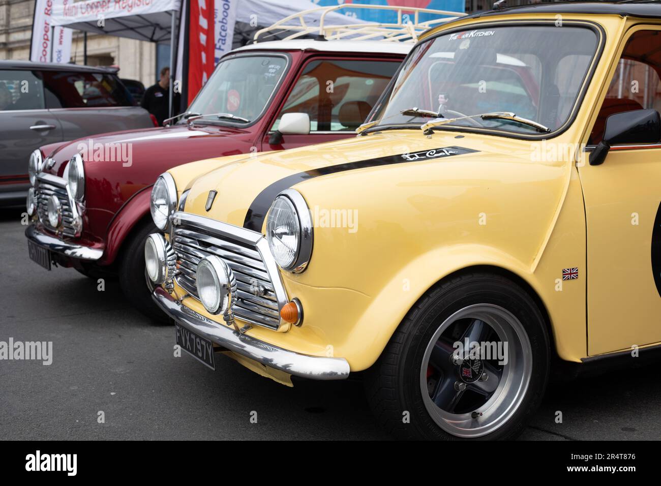 Brighton, Großbritannien - Mai 19 2019: Ein gelber und roter John Cooper Mini, der am London Brighton Mini Run 2019 am Meer in Brighton teilnimmt Stockfoto