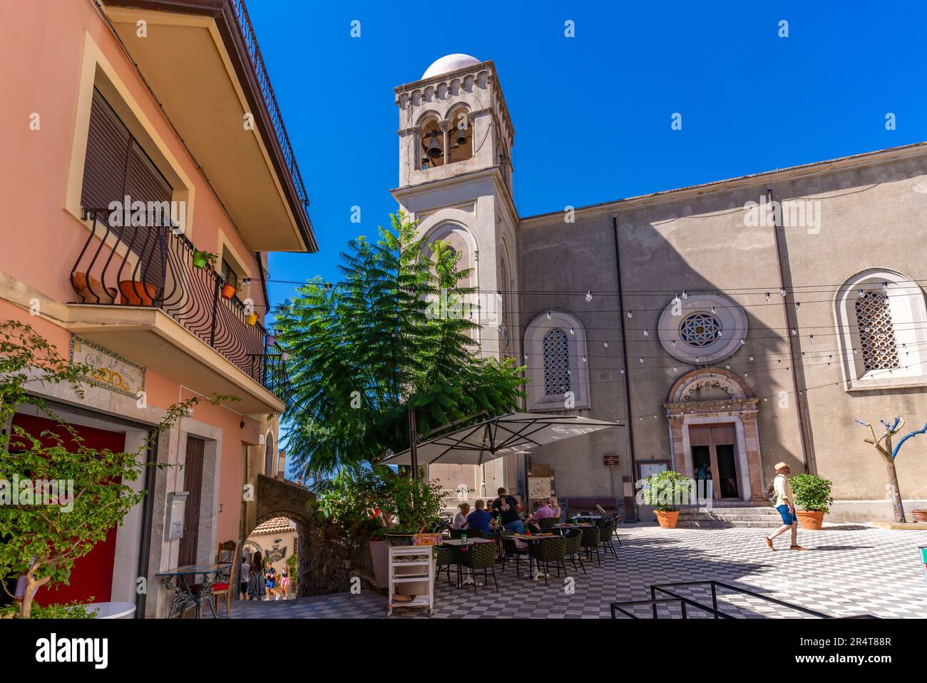 Blick auf die Nikolaikirche von Bari und die Piazza Chiesa Madre in Castelmola, Taormina, Sizilien, Italien, Europa Stockfoto