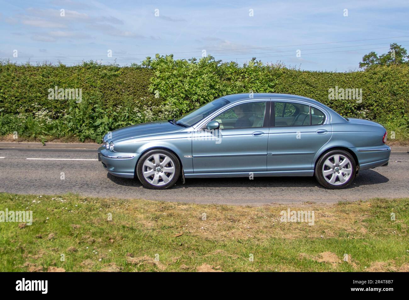 2006 Blauer britischer Jaguar X-Type V6 Auto Limousine 2496 cm3; auf der Capesthorne Hall Cheshire Classic Show, 2023 Stockfoto