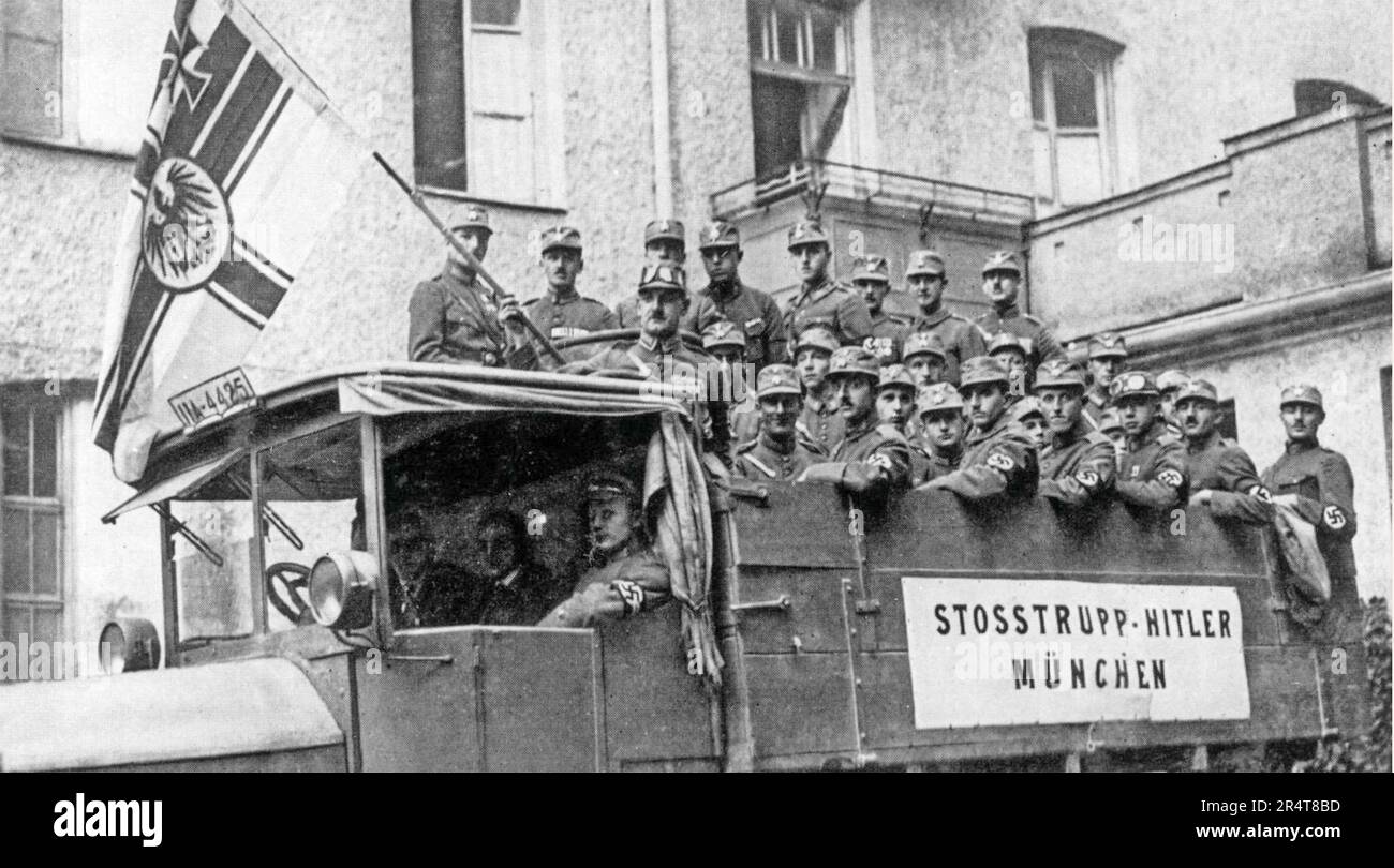 HITLER-SCHOCKTRUPPENMITGLIEDER bereiten sich auf eine Kundgebung im September 1923 vor. Hinweis: Das Foto wurde oft fälschlicherweise verwendet, um die Münchner Bierhalle Putsch vom November 1923 zu illustrieren. Stockfoto