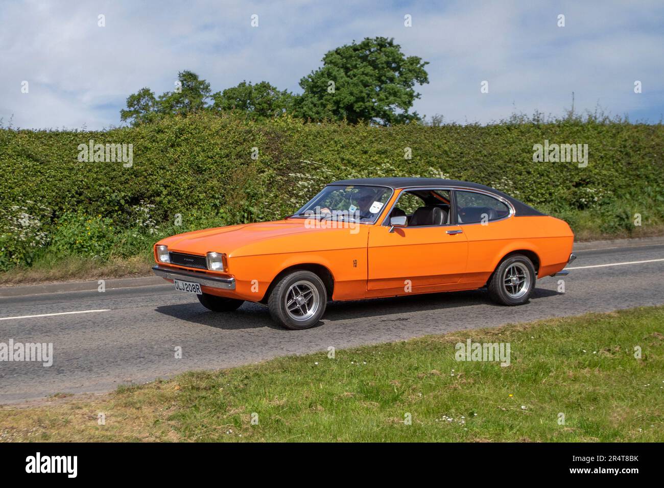 1976 70 70er Jahre British Ford Capri II 1300L Orange Petrol 1298 cc Orange; auf der Capesthorne Hall Cheshire Classic Show, 2023 Stockfoto