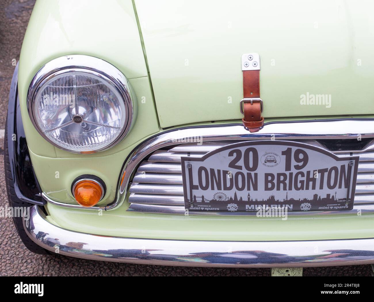 Brighton, Großbritannien - Mai 19 2019: Details der Motorhaube eines Mini-Autos, das am London Brighton Mini Run 2019 teilnimmt. Die Farbe ist blassgrün. Stockfoto