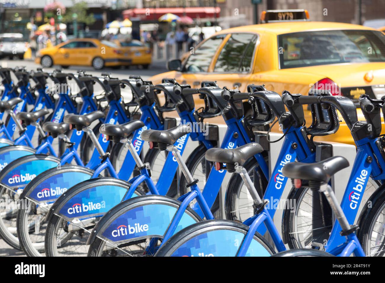 US, New York, City Bikes und Yellow Taxis vor der Penn Station. Stockfoto