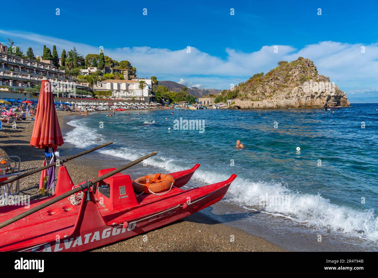 Blick auf den Strand von Mazzaro an sonnigen Tagen, Mazzaro, Taormina, Sizilien, Italien, Europa Stockfoto