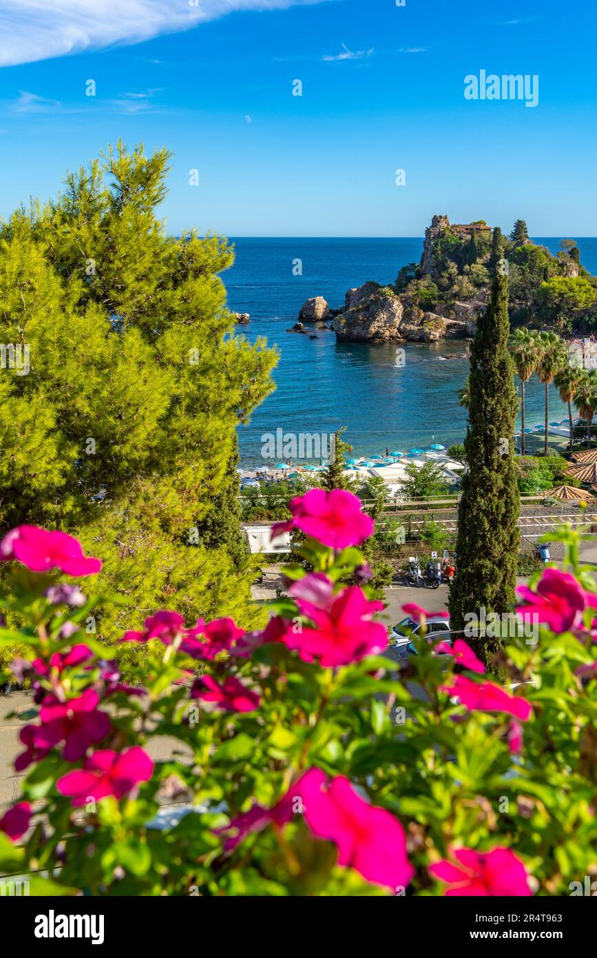 Blick auf Isola Bella und Strand an sonnigen Tagen, Mazzaro, Taormina, Sizilien, Italien, Europa Stockfoto