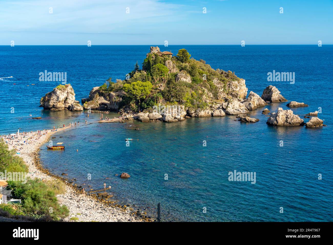 Blick auf Isola Bella und Strand an sonnigen Tagen, Mazzaro, Taormina, Sizilien, Italien, Europa Stockfoto