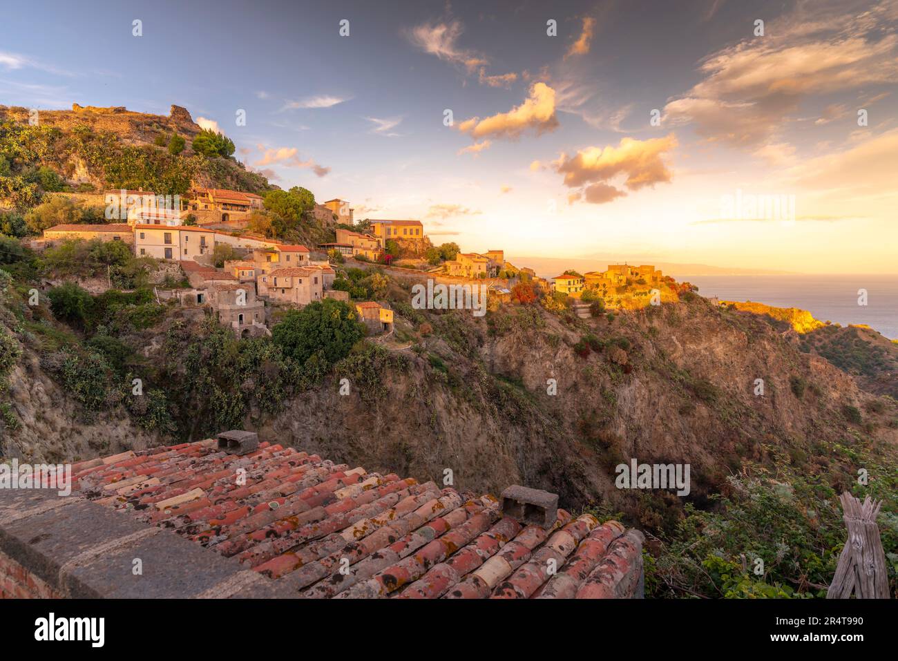 Blick auf die Stadt Savoca und das Mittelmeer bei Sonnenuntergang, Savoca, Messina, Sizilien, Italien, Europa Stockfoto