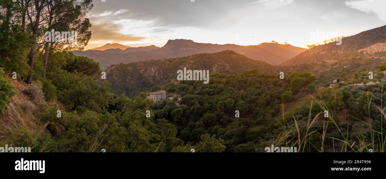 Blick auf den Ätna von Savoca bei Sonnenuntergang, Savoca, Messina, Sizilien, Italien, Europa Stockfoto
