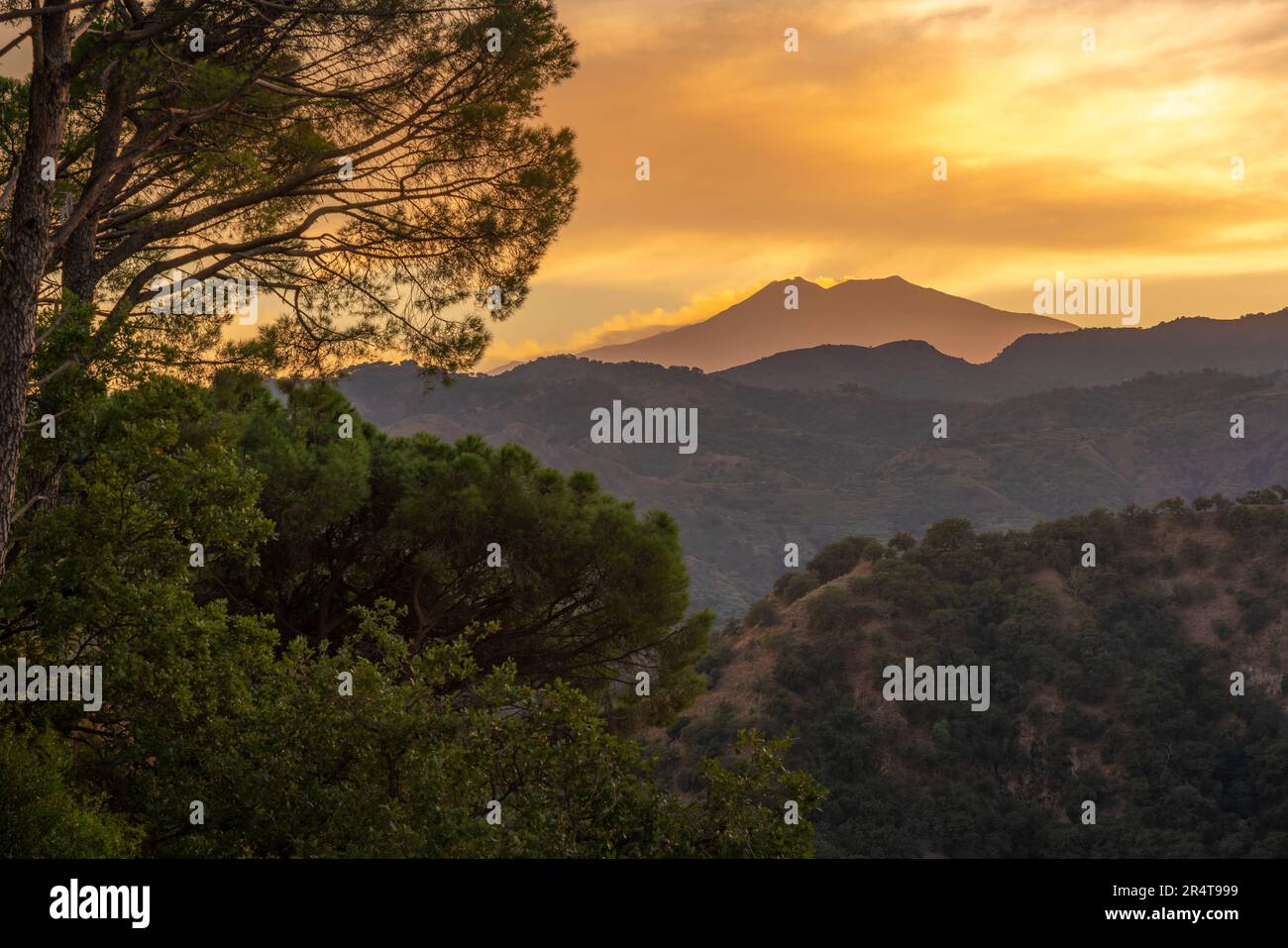 Blick auf den Ätna von Savoca bei Sonnenuntergang, Savoca, Messina, Sizilien, Italien, Europa Stockfoto