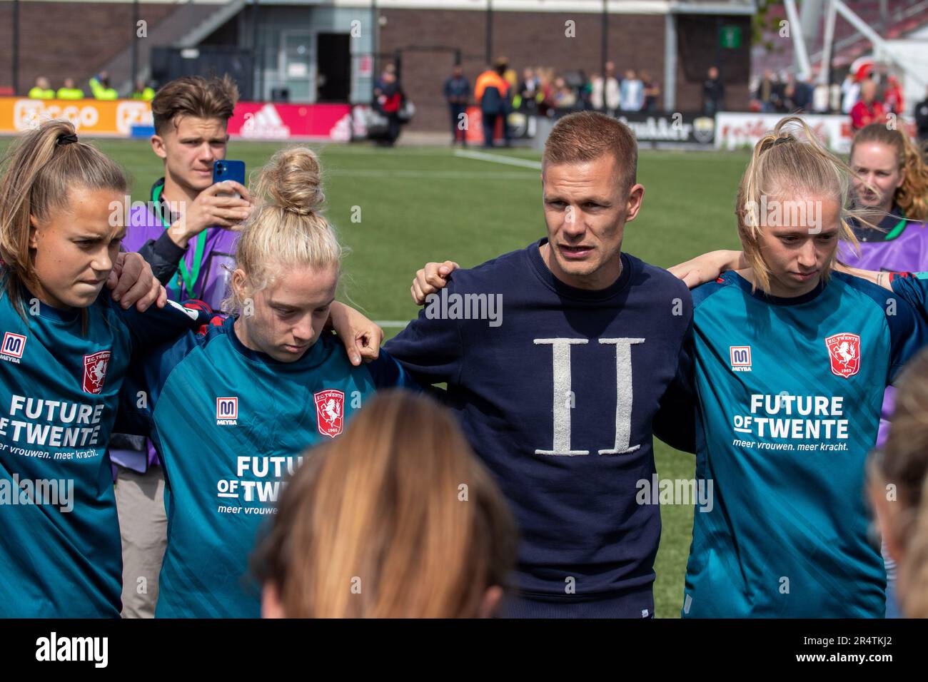 Amsterdam, Niederlande. 29. Mai 2023. Amsterdam, Niederlande, Mai 29. 2023: Joran Pot (Cheftrainer der Twente-Frauen) hält einen Vortrag, nachdem er das Vrouwen Eredivisie Cup-Finale zwischen Ajax und Twente in De Toekomst in Amsterdam, Niederlande (Leiting Gao/SPP) gewonnen hat. Alamy Live News Stockfoto