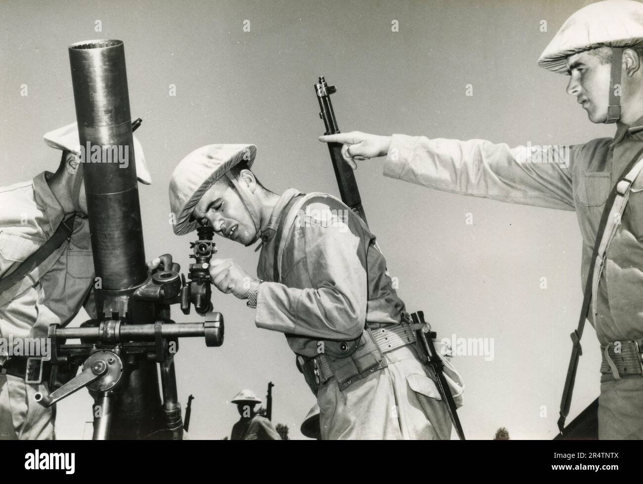 Britische Soldaten trainieren mit einem Mörser, UK 1960er Stockfoto