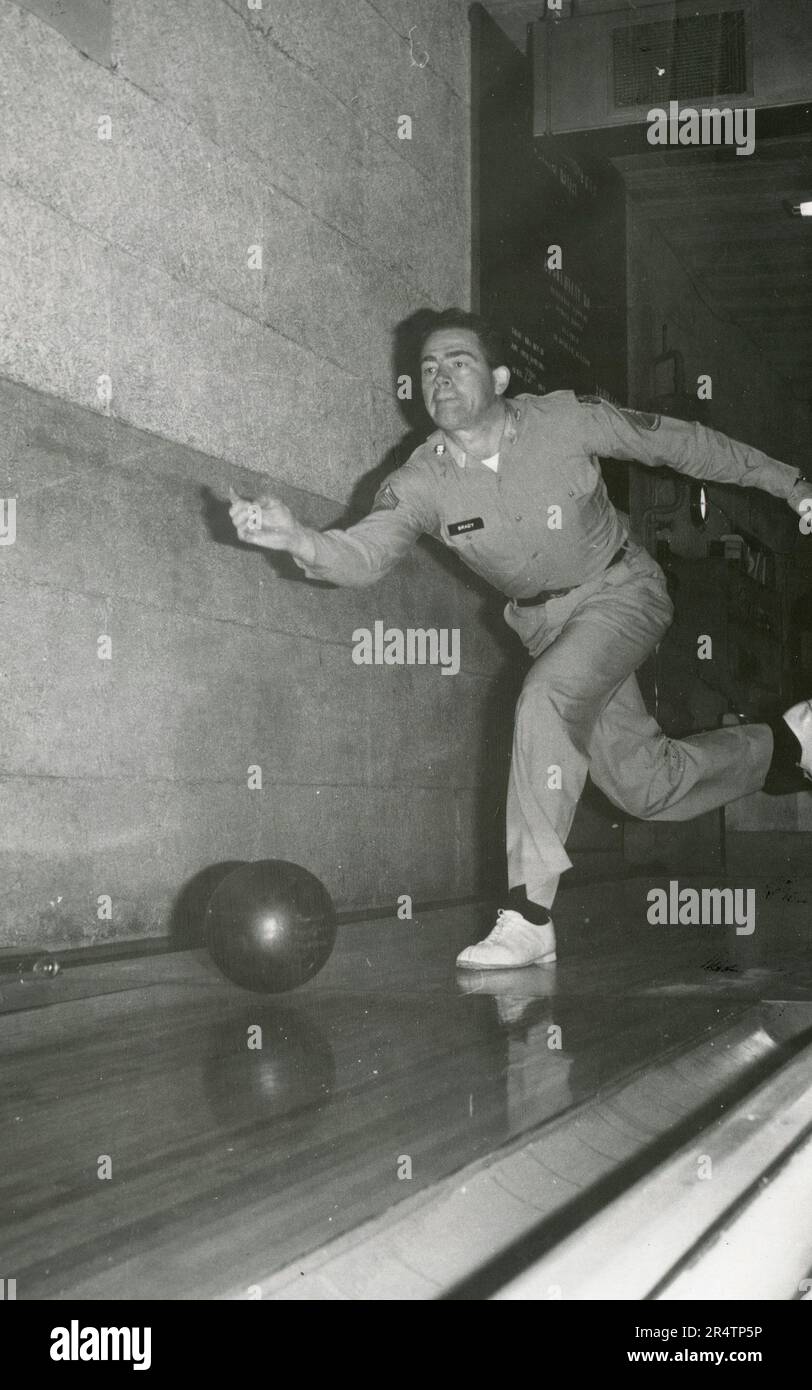 Mr. Brady spielt Bowling, USA 1965 Stockfoto