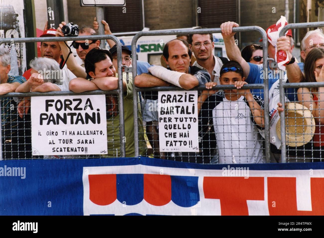 Italienische Fans von Straßenradrennen warten auf die Biker, Italien 1990er Stockfoto