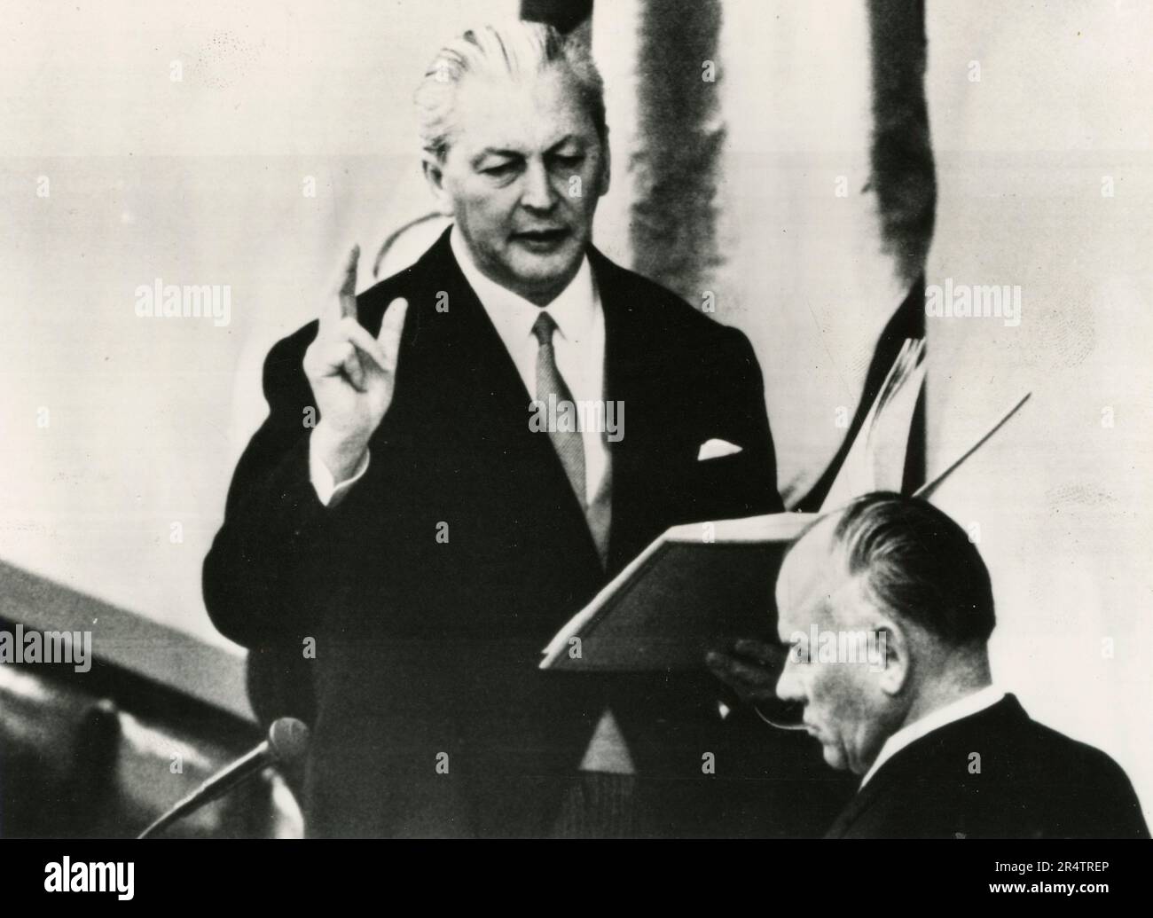 Bundeskanzler Kurt Georg Kiesinger unter Amtseid; Präsident des Bundestages Eugen Gerstenmaier im Vordergrund, Bonn 1966 Stockfoto