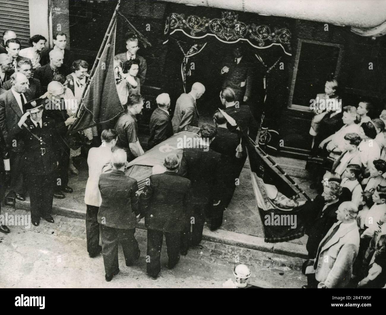 Der Sarg mit der Leiche des belgischen Kommunistenführers Julien Lahaut wurde in das kommunistische Hauptquartier, Lüttich, Belgien 1950 verlegt Stockfoto