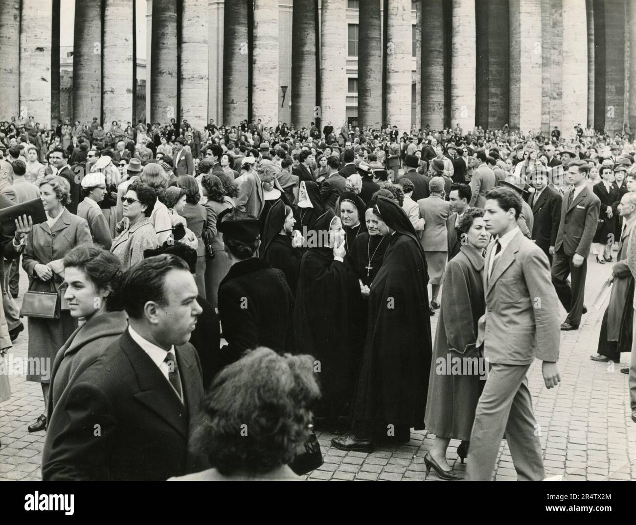 Die Menge der Gläubigen versammelte sich in St. Petersplatz, um den Papst zu sehen, Vatikanstadt 1955 Stockfoto