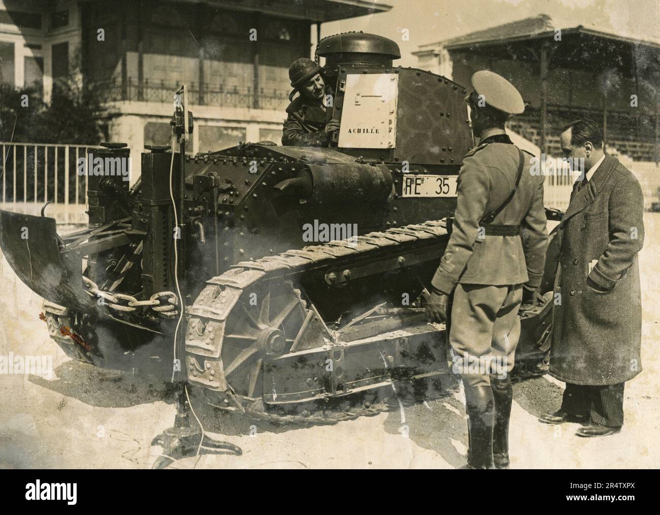 Der Panzer der italienischen Armee wurde einem deutschen Offizier gezeigt, 1935 Stockfoto