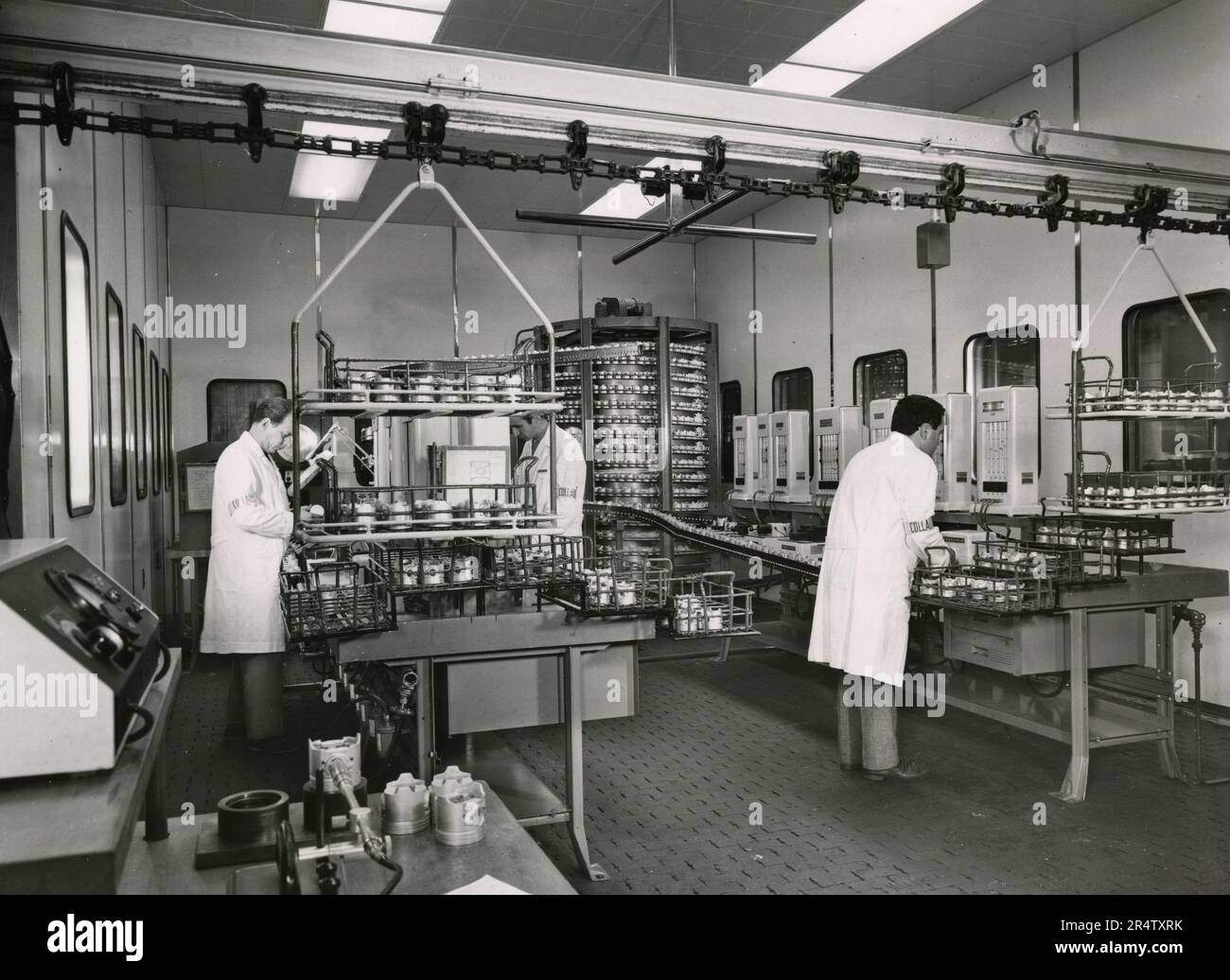 Männer bei der Arbeit Überprüfung der Größenmerkmale von Kolben im Prüfraum des FIAT-Werks Mirafiori, Turin, Italien 1960er Stockfoto
