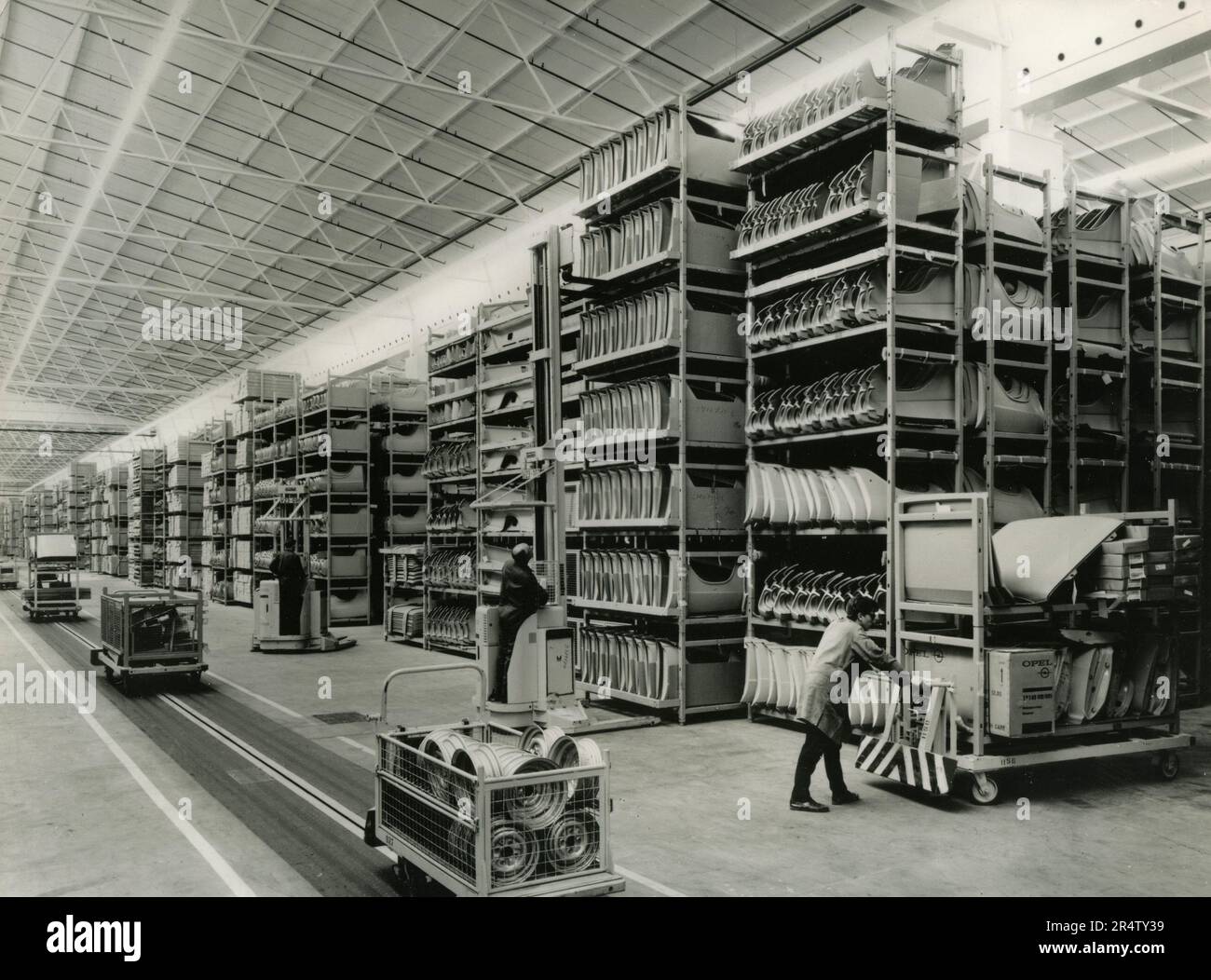 Innenansicht des Opel-Lagergebäudes von General Motors für Ersatzteile, 1960er Stockfoto
