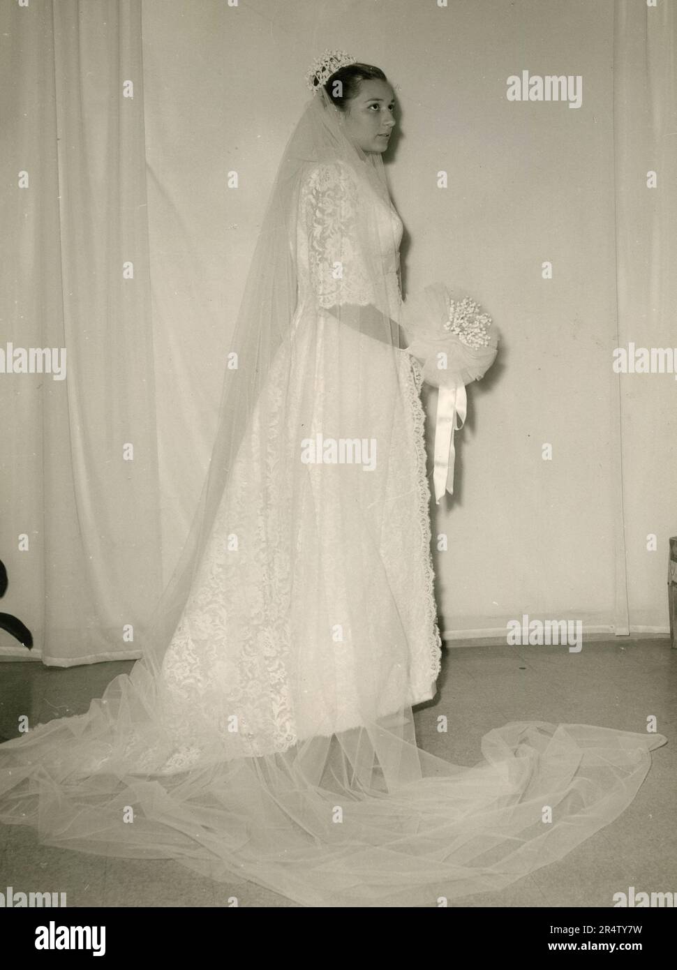 Die Braut trägt ein weißes Spitzenkleid, Italien 1960er Stockfoto