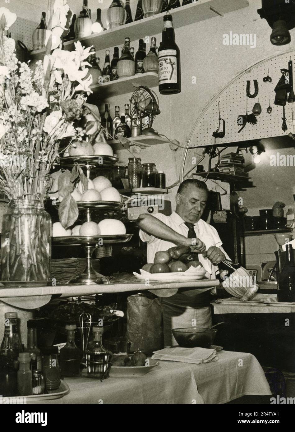 Inkeeper einer Trattoria, die ein Fiasko mit Wein eröffnet, Italien 1960er Stockfoto