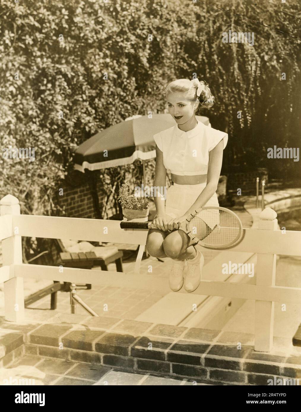 Amerikanische Schauspielerin Sara Shane mit Tenniskleidung posiert, USA 1950er Stockfoto