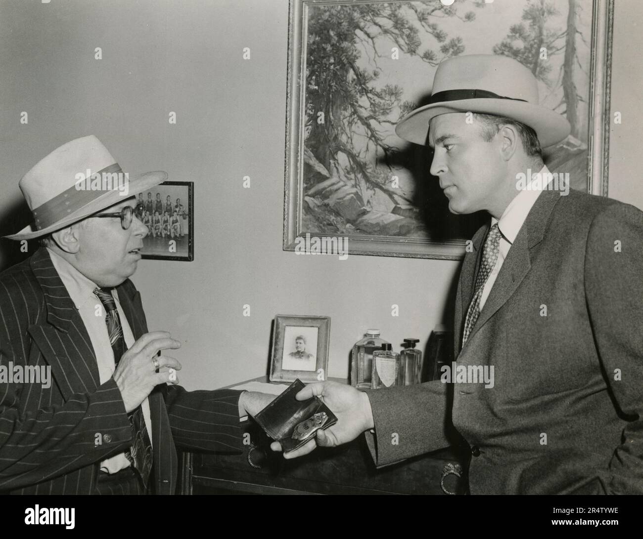 Nicht identifizierte Schauspieler in einem Gangsterfilm, 1950er Stockfoto
