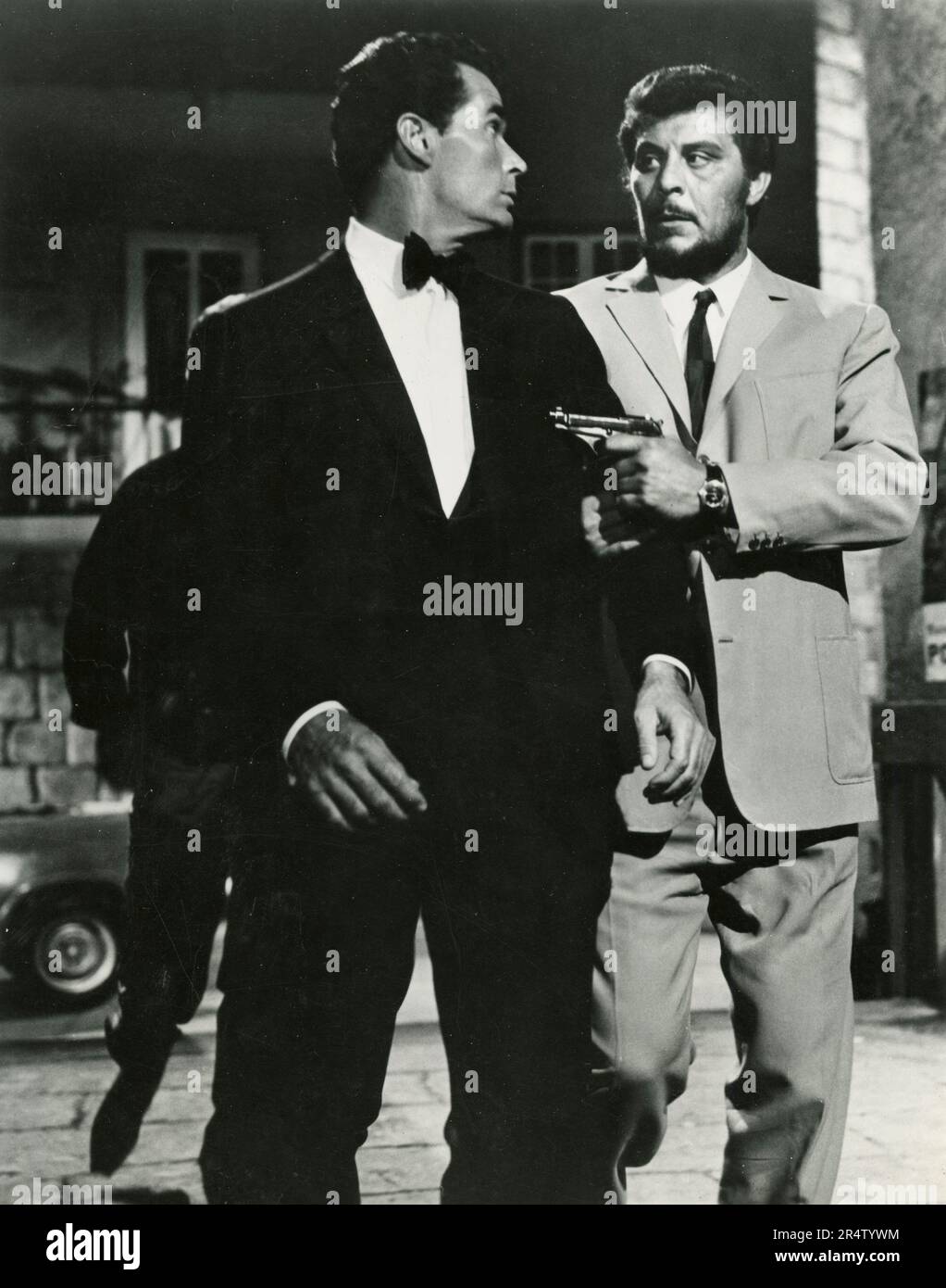 Die Schauspieler James Garner und Nello Pazzafini in dem Film A man Could Get Kill, USA 1966 Stockfoto